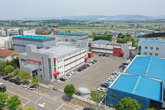충북 청주에 위치한 와이엠텍 공장 전경.
