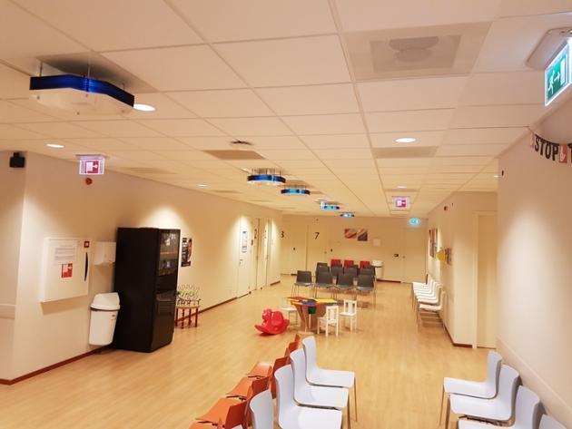시그니파이의 UV-C 살균제품이 천장에 설치된 병원의 모습. 