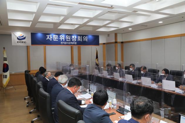김성관 조합 이사장(가운데)과 자문위원장들이 회의에 참여하고 있다. 