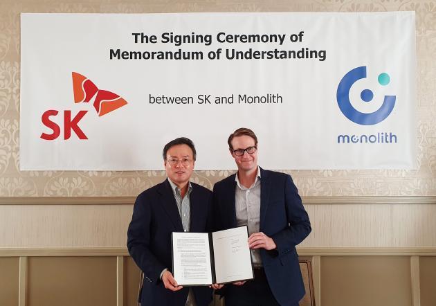 13일 장동현 SK㈜ 사장(왼쪽)과 로브 핸슨 모놀리스 CEO가 합작법인 설립 및 사업 협력을 위한 앙해각서(MOU)에 서명한 후 기념촬영을 하고 있다.