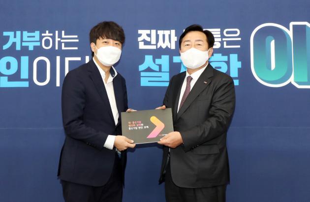 이준석 국민의힘 대표(왼쪽)와 김기문 중기중앙회장.