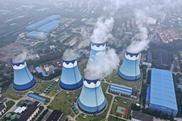 중국 장쑤성 난징에 소재한 석탄화력발전소의 냉각탑에서 하얀 증기가 나오는 모습. 제공: 연합뉴스