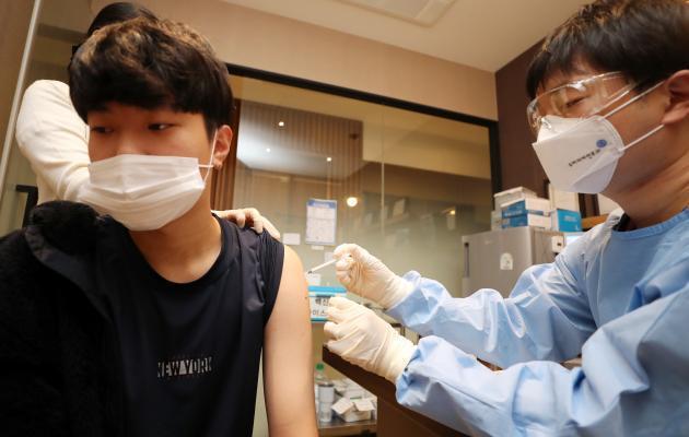 의료기관에서 코로나19 백신을 접종받고 있다.(제공 : 연합뉴스)