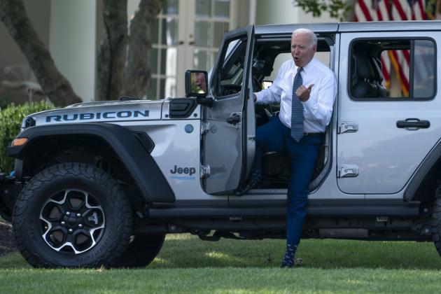 조 바이든 미국 대통령이 지난 8월 5일(현지시간) 백악관 사우스론에서 친환경 차 관련 행사에 참석해 ‘지프 랭글러 4xe 루비콘’을 몰아본 후 운전석에서 내리고 있다.
