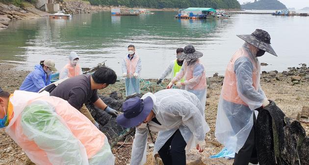 KTL이 통영시 산양읍 당포마을(경남 통영시 소재)의 해안가에서 쓰레기 줍기를 캠페인을 진행했다. 