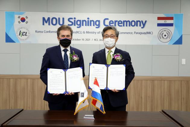윤갑석 KCL 원장(오른쪽)과 루이스 까스틸요니 파라과이 산업통상부 장관이 업무협약을 체결하고 기념촬영을 하고 있다. 