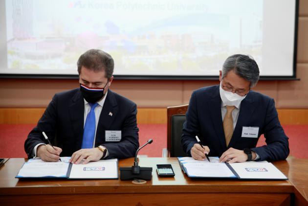카스틸리오니 파라과이 산업부 장관(왼쪽)과 박건수 산기대 총장이 양해각서에 서명한 후 기념촬영을 하고 있다. 
