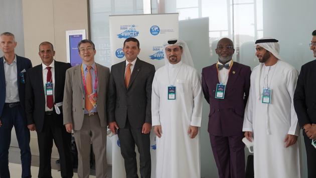 20일 UAE 두바이에서 개최된 WAIPA 총회에서 장상현 인베스트 코리아 대표(왼쪽 세 번째)가 참가자들과 함께하고 있다. 