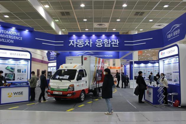자율주행 관련 업체들이 52회 한국전자전 '자동자 융합관'에서 참관객들을 맞이했다. 