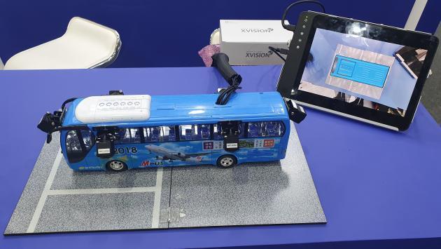 와이즈오토모티브가 전시한 모형 버스와 모형버스에 달린 6개 카메라 데이터를 분석 처리한 영상(모니터).