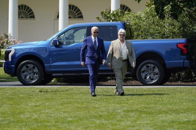 조 바이든 미국 대통령(왼쪽)과 미국 자동차노조 버니 리키 위원장 뒤로 포드의 신형 픽업 트럭 F-150라이트닝이 전시돼 있다. (제공=연합뉴스/AP)