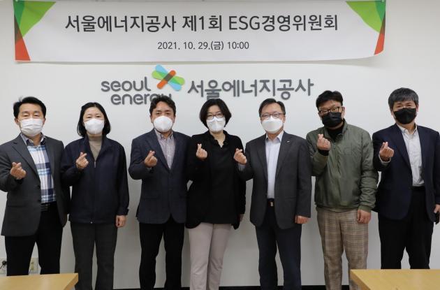 김중식 서울에너지공사 사장(오른쪽에서 3번째)과 김영남 상임감사(왼쪽에서 3번째)가 ESG경영위원회 위원들과 제1회 위원회 회의 개최에 앞서 기념 촬영을 하고 있다.