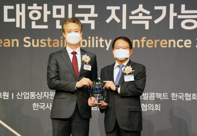 탁현수 한난 부사장(왼쪽)과 강명수 한국표준협회 회장이 한난의 지속가능성 지수 1위 수상 후 기념촬영을 하고 있다. 