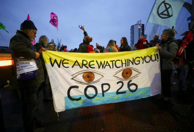 지난 8일(현지시간) 영국 글래스고 COP26 행사장 밖에서 환경단체들이 시위를 하고 있는 모습. 제공: 연합뉴스
