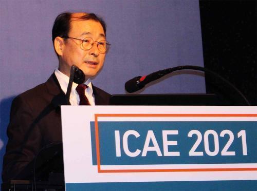 이재신 한국전기전자재료학회 회장이 지난 9일 제주 일원에서 열린 국제학술대회 ‘ICAE 2021’ 개막식에서 개회사를 하고 있다.