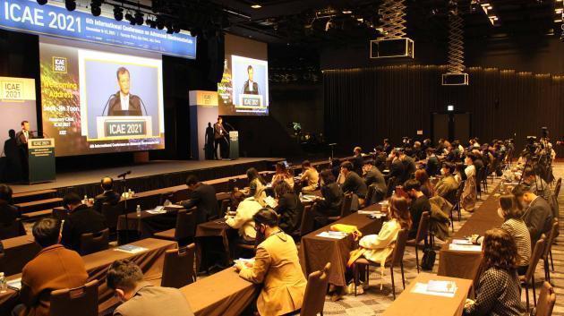 한국전기전자재료학회가 지난 9일 제주 일원에서 개최한 국제학술대회 ‘ICAE 2021’ 개막식에서 참석자들이 발표를 경청하고 있다.