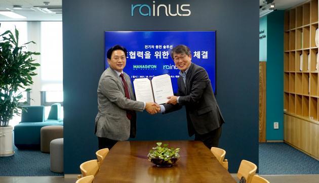 지난달 22일 이내헌 매니지온 대표(오른쪽)와 김현학 라인어스 대표가 업무협약을 체결하고 기념사진을 찍고 있다.