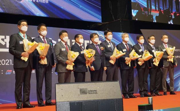 2021 전력기술진흥대회에서 정부포상을 수상한 수상자들이 기념사진을 찍고 있다.