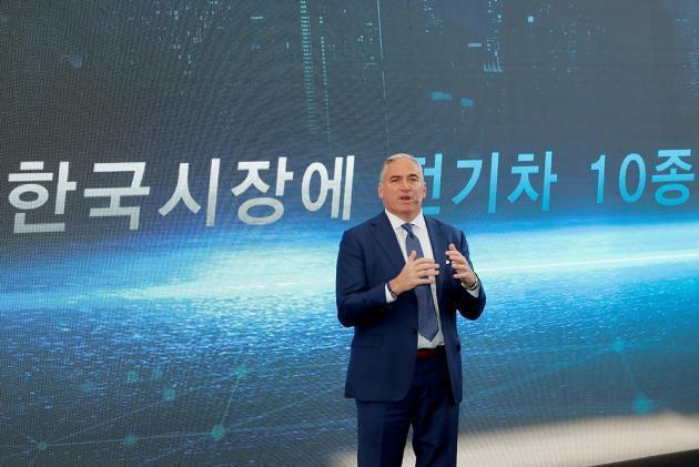 12일 GM의 한국 디자인 센터에서 온라인으로 진행된 GM 미래 성장 미디어 간담회에서 스티브 키퍼 GM 수석부사장 겸 해외사업부문 사장이 연설하고 있다.