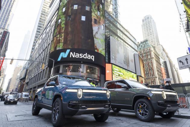 미국 뉴욕 타임스스퀘어에 전시된 리비안 전기 트럭. (사진=연합뉴스/AP)
