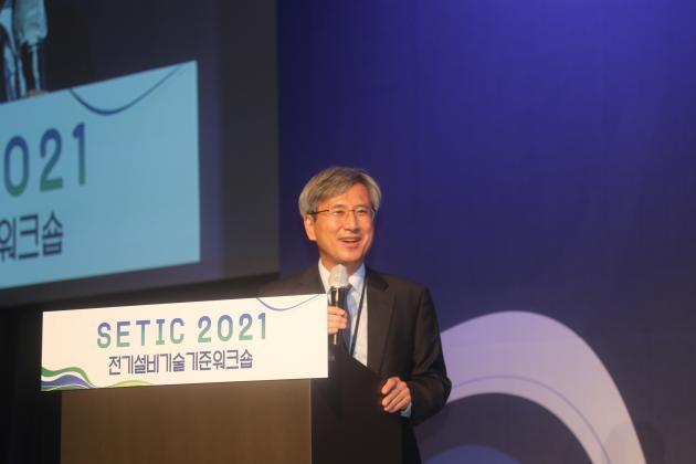 문승일 서울대학교 전기·정보공학부 교수가 서울시 양재동 더케이호텔에서 열린 ‘SETIC 2021’ 개막식에 앞서 특별강연을 하고 있다.