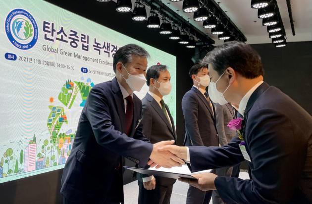 김정환 힘펠 대표(왼쪽 첫 번째)가 23일 열린 '2021 탄소중립 녹색경영' 기념식에서 대통령 표창을 수상했다.