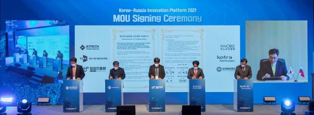 지난 24일 서울 임피리얼 팰리스 호텔에서 열린 ‘한-러 혁신기업과 스타트업의 동반성장을 위한 3자 업무협약’(MOU) 체결식에서 이노비즈협회 등 참여기관 기관장들이 협약서에 서명을 하고 있다.