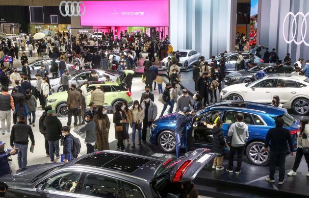 2021서울모빌리티쇼 아우디 전시장을 찾은 관람객들이  e-트론 GT, RS e-트론 GT, e-트론 55 콰트로 등 전기차를 포함한 18종의 아우디 차량을 보고 있다.