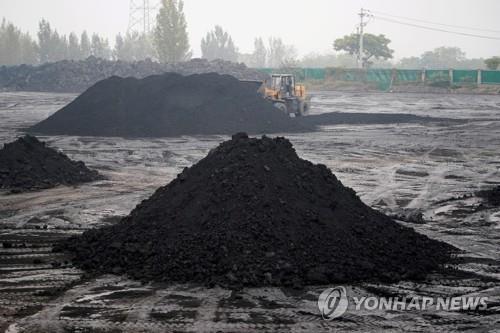 중국 허난성의 한 석탄광 인근에 석탄이 쌓여 있다. 제공: 연합뉴스
