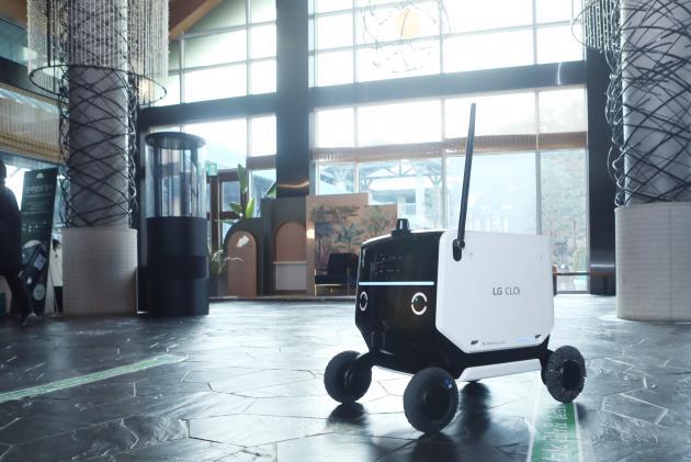 경기도 광주시에 위치한 곤지암리조트에서 자율주행 기능이 탑재된 인공지능 로봇이 실내외 공간을 자유롭게 돌아다니며 각종 시설물이 제대로 작동하는지 점검하고 있다.