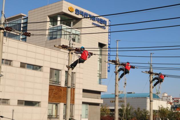 수도권의 한 실업계 고등학교 학생들이 한국전기공사협회에서 진행하는 교육 과정에 참여해 실무 교육을 받고 있다. 