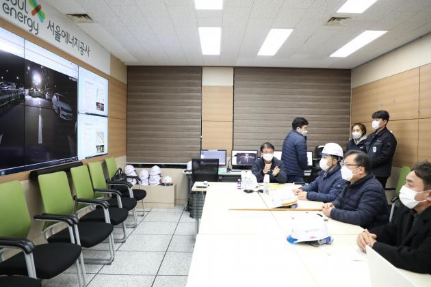 김중식 서울에너지공사 사장(오른쪽 2번째)이 김영남 상임감사(오른쪽 1번째)가 참석한 가운데 ‘2021년 열수송관 가상모의 종합훈련’을 진행, 상황실에서 헬맷캠을 통해 현장을 확인하며 지휘 하고 있다. 