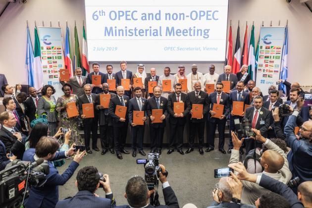 2019년 7월 2일 오스트리아 빈에서 열린 OPEC+ 장관회의에 참석한 관계자들이 기념촬영을 하고 있다.