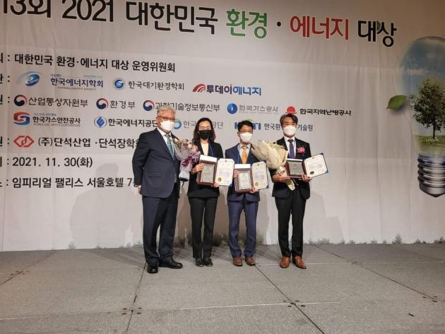 오대영 자람앤수엔지니어링 대표(오른쪽 첫 번째)를 비롯한 2021대한민국 환경·에너지대상 수상자들이 기념촬영을 하고 있다.