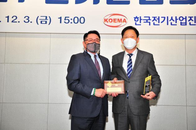 구자균 전기산업진흥회장(왼쪽)이 유병언 비츠로테크 부회장에게 전기산업대상을 수여하고 있다.
