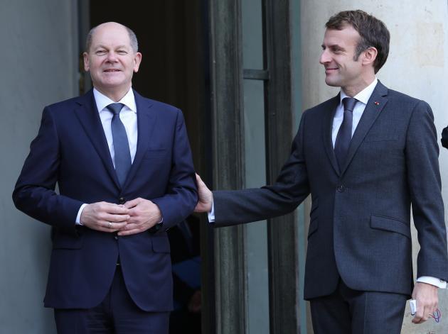10일(현지시간) 프랑스 파리 엘리제궁 앞에서 에마뉘엘 마크롱(오른쪽) 프랑스 대통령이 올라프 숄츠 독일 총리를 만나 인사를 하고 있다. 제공=연합뉴스