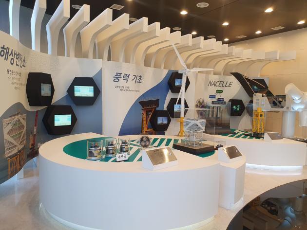 한국해상풍력 실증센터 1층에는 해상변전소, 터빈, 블레이드 등 모형들이 전시돼 있다.