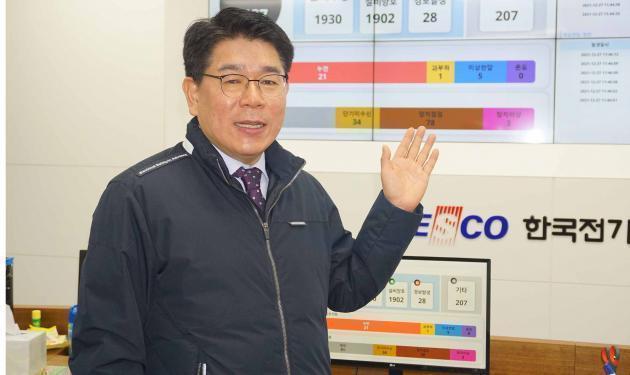 김권중 한국전기안전공사 기술이사가 공사의 전기안전 IoT 원격감시시스템에 대해 설명하고 있다.