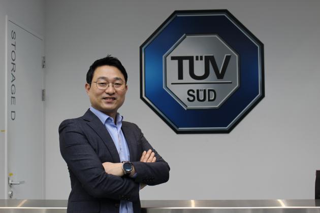 서정욱 TUV SUD Korea(티유브이슈드코리아) 대표가 본지와 인터뷰를 진행한 후 티유브이슈드코리아 본사에서 포즈를 취하고 있다. 