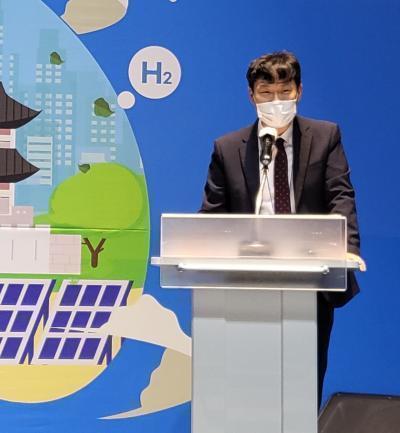 신현호 한국지역난방공사 기획처 부장이 ‘한난의 지역에너지 탄소중립 전환’을 주제로 발표하고 있다. 