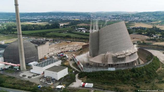 독일 뮐하임 케를리흐(Mülheim-Kärlich) 원전의 냉각탑 철거 모습. 컨설팅업체 베이츠화이트(BatesWhite)에 따르면 2050년 기준 전 세계 원전해체 시장 규모는 약 549조원에 이를 것으로 추산된다. 출처=Deutsche Welle