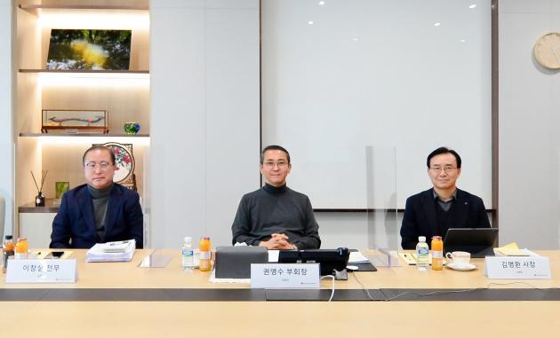 10일 열린 LG에너지솔루션의 온라인 기자간담회에서 (왼쪽부터) 이창실 CFO 전무, 권영수 CEO 부회장, 김명환 CPO 사장이 사진촬영을 하고 있다.
