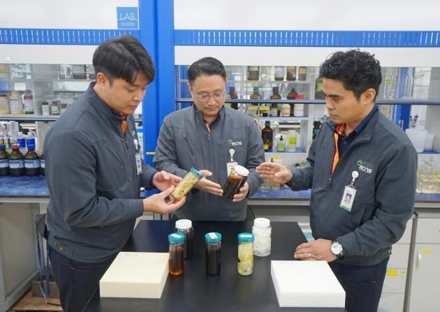 SKC의 투자사 MCNS 직원들이 폐폴리우레탄을 재활용해 만든 폴리올 제품을 살펴보고 있다.