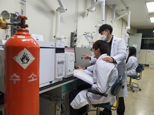 한국석유관리원 시험 연구원이 수소품질 시험분석을 하고 있다. 