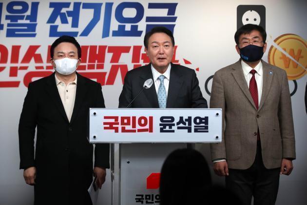 윤석열 국민의힘 대선 후보가 13일 오후 서울 여의도 중앙당사에서 전기요금 관련 공약을 발표하고 있다.