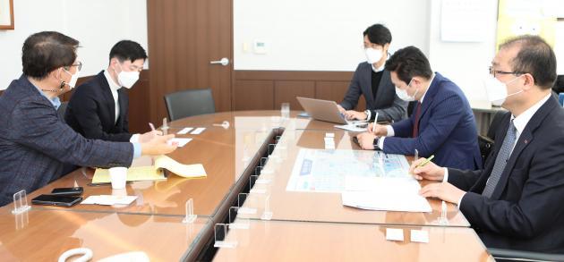 지난해 12월 28일 서울 강서구 한국전기신문사 본관에서 열린 신년좌담회에 참석한 국내 ESG 분야 전문가들이 한국 산업계가 나아갈 방향성에 대해 다양한 의견을 개진하고 있다.