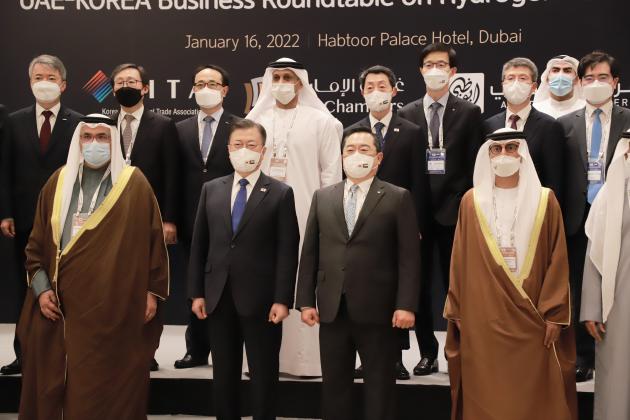 주요 참석자들이 기념사진을 촬영하고 있다.(앞줄 왼쪽부터) 압둘라 알마즈루이 UAE연방상의 회장, 문재인 대통령, 구자열 한국무역협회 회장, 수하일 알마즈루이 에너지인프라부 장관.