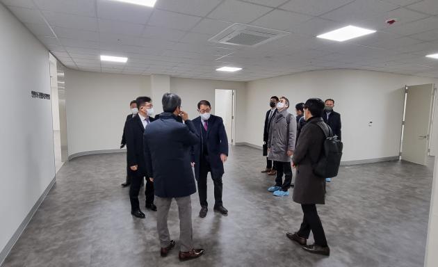  이현빈 부사장을 비롯한 한전 경영진들이 19일 전기공사협회 관계자들과 오송 신사옥을 둘러보고 있다. 