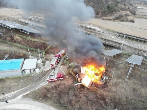 경북 군위군에 설치된 태양광 저장시설 ESS에서 화재가 발생했다.  제공=의성소방서, 연합뉴스  