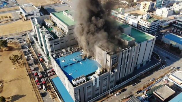 지난 21일 오후 3시께 충북 청주시 오창읍에 위치한 에코프로비엠 양극재 생산공장에서 화재가 발생했다. 사진:소방청